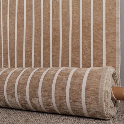 Beige randigt möbeltyg upprullat på rulle