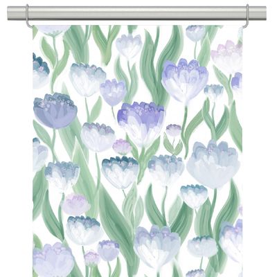 Panelgardiner med blommönster i blå, lila och vita nyanser med gröna blad