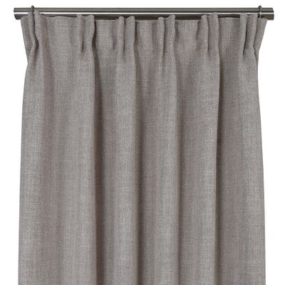 Boucle gardinerna Niel beige är snygga gardiner med fin tyngd och härligt fall i gardinerna.