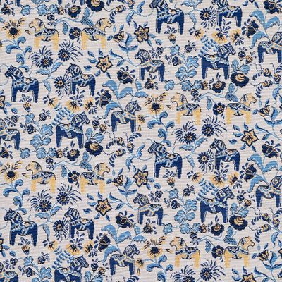 Gobelängtyg med små dalahästar, blommor och dekorativa detaljer i blått och gult på ljus botten.