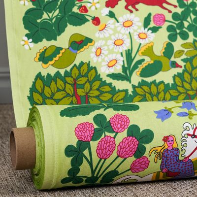 Tyg Jakten grön upprullat som metervara med färgstarkt naturmotiv