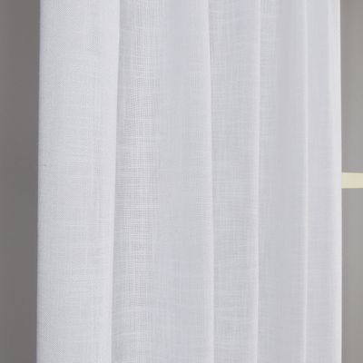 Detaljbild på det vävda tyget i Arcadia offwhite gardin som visar dess diskreta struktur.