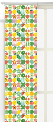 Färgglada panelgardiner med frukt- och blomstermönster upphängda i fönster