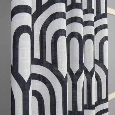 Detaljvy av Metro gardinens struktur och symmetriska mönster i svart och vitt
