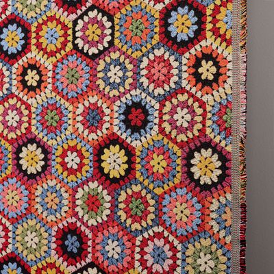 Detaljbild av Farala gobeläng som visar den vävda ytan och färgrika mönsterformer.