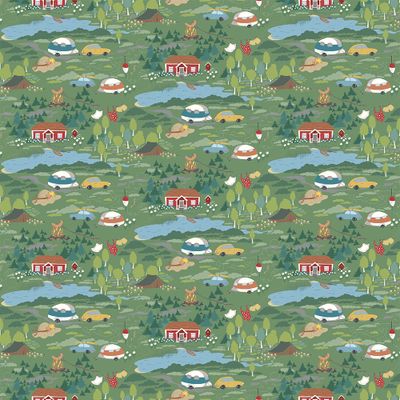Semester grön tyg visat över hela bredden med sammanhängande mönster av sommarlandskap, campingliv och natur.
