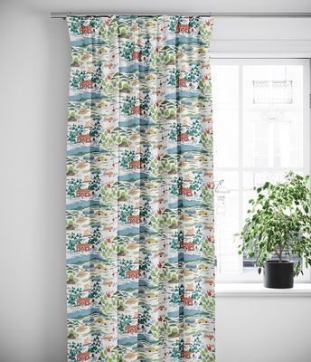 Semester vit gardiner med detaljerat natur- och campingmönster upphängda framför fönster