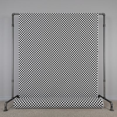 Detta jacquardtyg har en schackrutig design i svart och vitt. Certifierat av OEKO-TEX och varje ruta i mönstret mäter 2x2 cm. Perfekt för möbel- eller gobelängtyg.