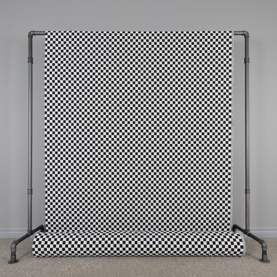 Detta jacquardtyg har en schackrutig design i svart och vitt. Certifierat av OEKO-TEX och varje ruta i mönstret mäter 2x2 cm. Perfekt för möbel- eller gobelängtyg.