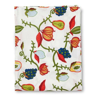 Melora röd duk 140x260 cm med slingrande gröna rankor, röda blommor och färgstarka frukter mot vit botten.