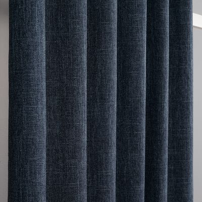 Närbild av blå mörkläggningsgardin som visar den melerade och strukturerade ytan.