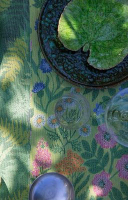 Närbild på vävt blommönster i gröna, rosa och blå toner på Vildblommor löpare