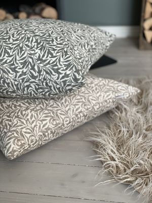 Ramas beige kuddfodral med ett trendigt blad motiv - nordisktextil.se