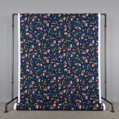 Classic Santa är ett charmigt tyg med tydlig julkänsla som väcker barndomsminnen till liv.