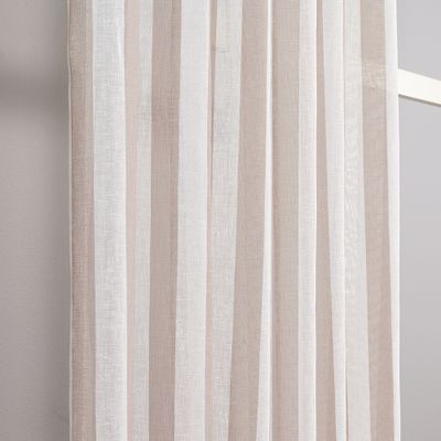 Sidovy som visar gardinens mjuka fall och genomskinliga tygkvalitet