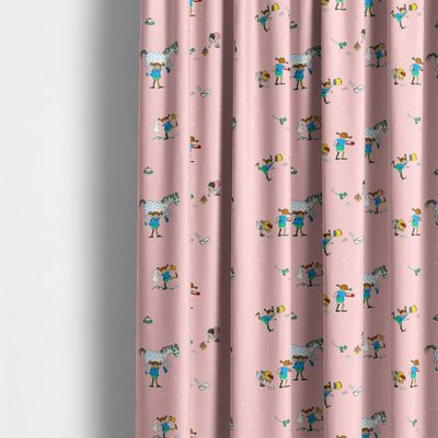 Detaljer av tyg med Pippi som lyfter sin häst, delar ut pengar och bakar med vänner.