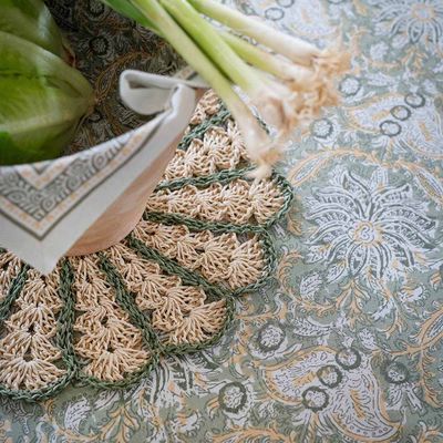 Dante grön bordsduk med blomstermönster i bomull 145x300cm