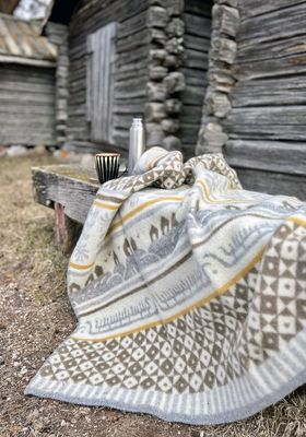 Bohus Höst brun ullfilt liggandes, perfekt för att skapa en mysig och naturlig känsla.