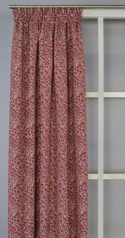 Ramas röd/beige gardin med ett fantastiskt bladmönster i mörkrött - Rosahuset.com
