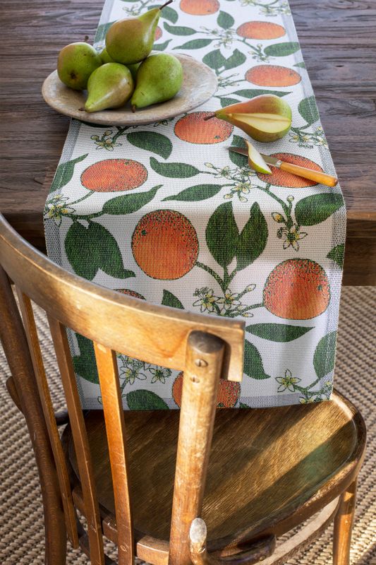 Bordslöpare 'Apelsiner' 35X120 cm, som för tankarna till en medelhavsträdgård med sina livliga citrusmotiv, GOTS-märkt och ekologisk.