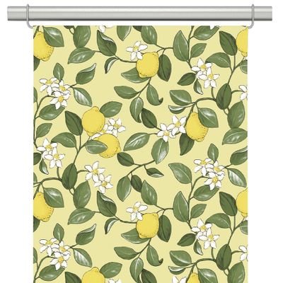 Gul panelgardin med mönster av citroner, gröna blad och vita blommor på ljusgul botten