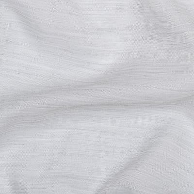 Närbild av silvergrått skirt gardintyg med fin vävstruktur