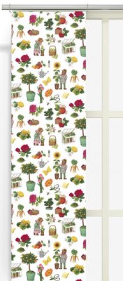 Gräv & Gro panelgardiner upphängda i fönster med färgrikt blomstermönster inspirerat av odling och trädgårdsliv