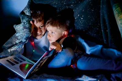 Cosmos filt som skapar en trygg och magisk stämning vid kvällsläsning