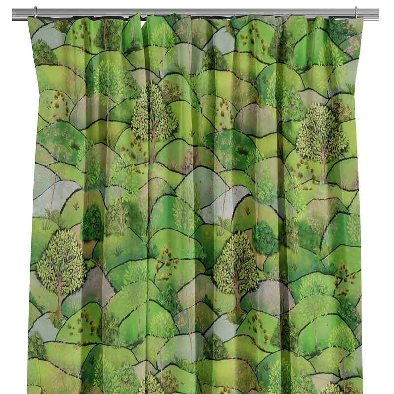 Gröna gardiner med landskap med kullar och träd i vårskrud