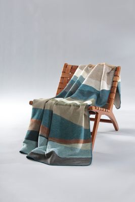 Iceland Horizon filt draperad över stol i studiofotografering