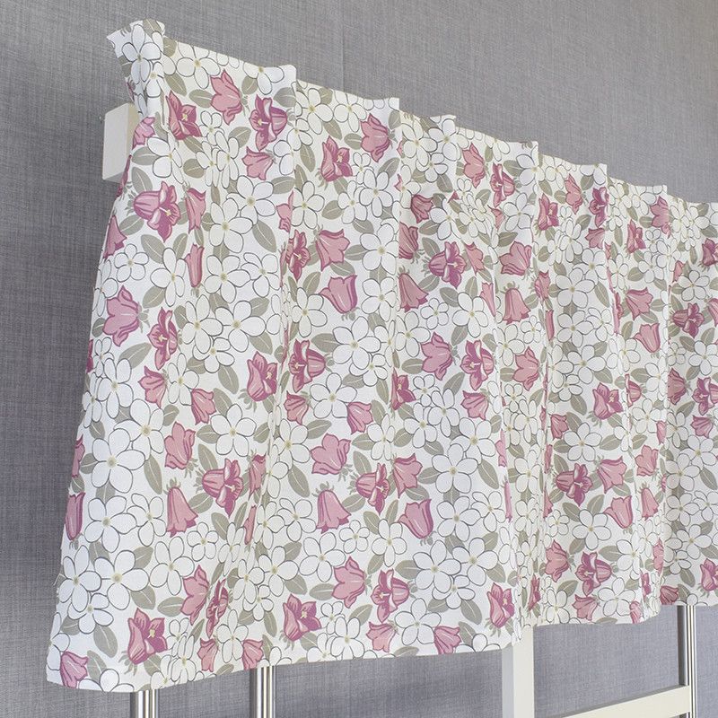 Lisa rosa färdigsydd gardinkappa med ett rosa och vita blommor| nordisktextil.se