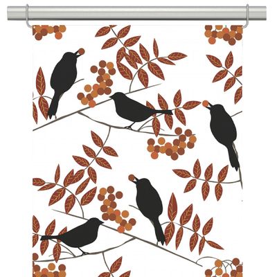 Trast i hast rost panelgardiner med mönster av fåglar, kvistar, blad och bär på en vit boten.