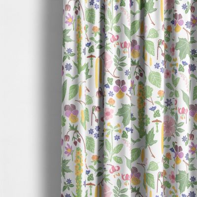 Gardin sydd i Kungsljus multi tyg med färgrikt blommönster som skapar ett levande uttryck i rummet.