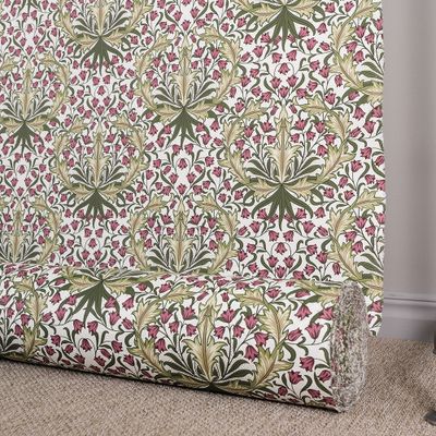 Rulle med Willow Bloom-tyg uppställd mot vägg, visar struktur och mönstrets skala