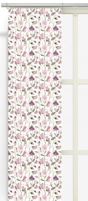 Rosa panelgardiner med blomstermönster upphängda i ljust fönster