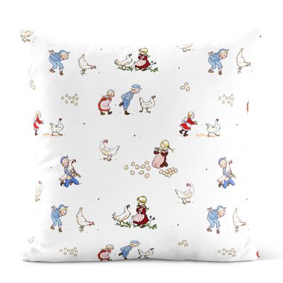 Emil & Ida i hönsgården kuddfodral med lekfulla illustrationer av Emil, Ida och hönor på ljus botten.