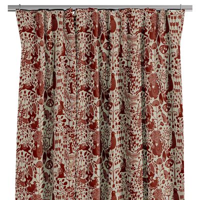 Beige och röd gardin med naturinspirerat mönster av djur och växter, tillverkad i 100% bomull med multiband för flexibel upphängning.