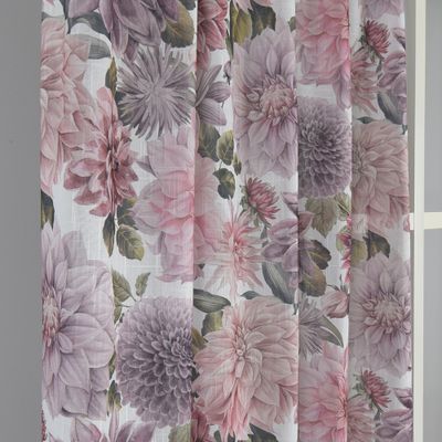 Lätta och luftiga gardiner prydda med ett tryckt mönster av frodiga rosa blommor, med ofållade kanter för ett avslappnat utseende