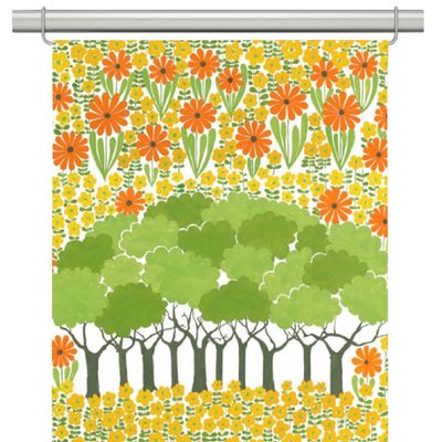 Panelgardiner med orange och gula blommor och grönskande träd från Arvidssons textil
