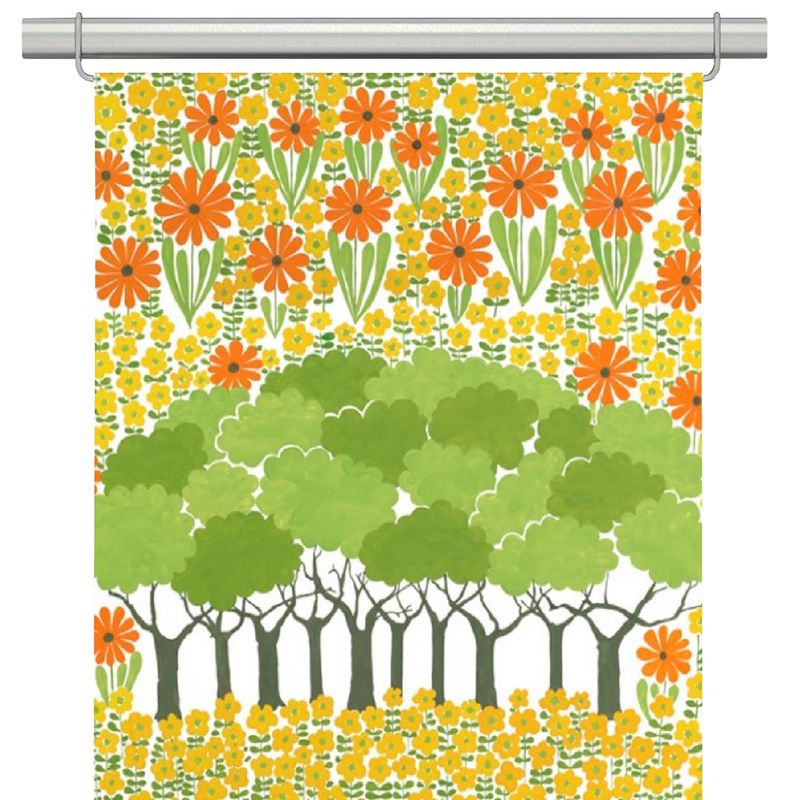Panelgardiner med orange och gula blommor och grönskande träd från Arvidssons textil