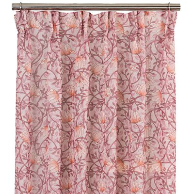 Emma rosa gardin upphängd på stång med multiband, visad framifrån med blommönster i rosa och aprikos