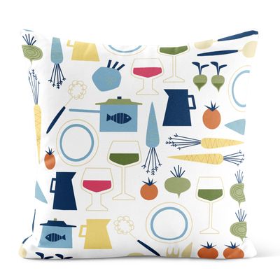 Kuddfodral med färgglatt mönster av glas, kastruller och grönsaker på ljus botten