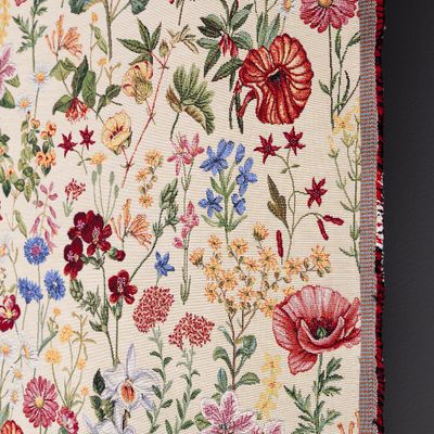 Närbild på Josephine beige gobeläng som visar jacquardvävens struktur och fransad kant