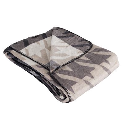 Närbild på vikt filt med mjuk struktur och grafiskt mönster.