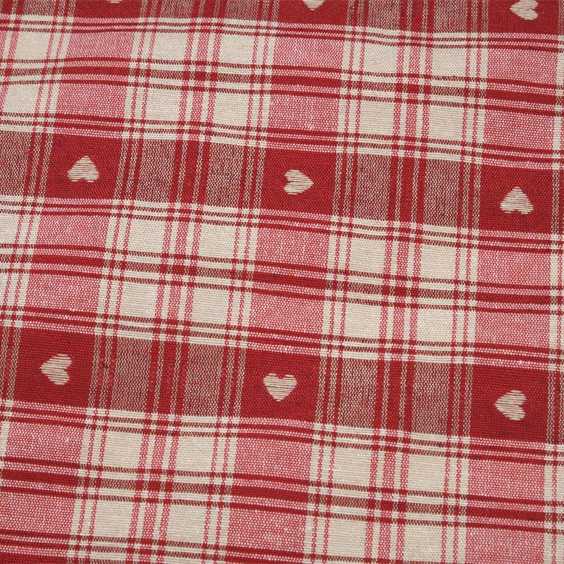 Detaljerad återgivning av röd och vit rutig textil med utspridda hjärtmönster, idealisk för att skapa en välkomnande och varm atmosfär i hemmet.