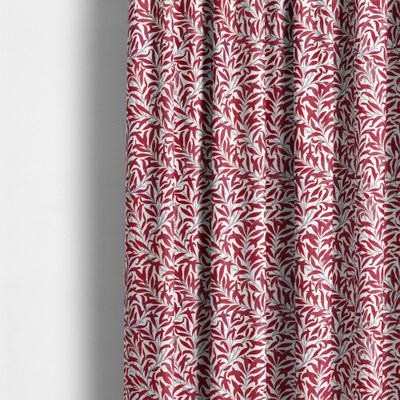 Ester röd tyg som gardin visar mönstrets djup och rörelse i ett draperat fall.