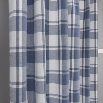 Klassiska rutiga gardiner i en sober denimblå färgställning. Gardinerna har garnfärgade rutor vilket gör att gardinen är lika fin på baksidan som framsida.