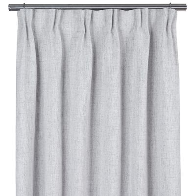 Ljus gråmelerad 100% mörkläggningsgardin med fyllig vävd struktur upphängd på gardinstång.