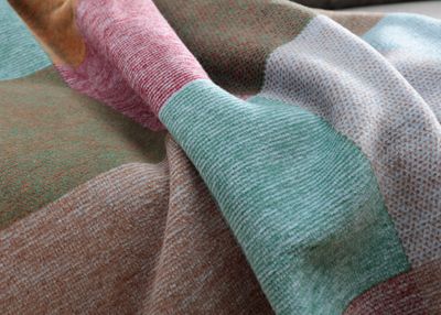 Närbild på Colour-Woven filt som visar vävd struktur och mjuk bomullskvalitet