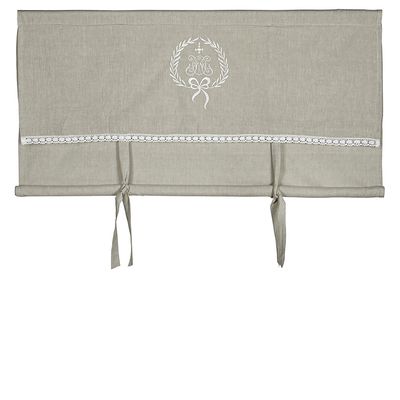 Linnefärgad hissgardin med spets och broderat monogram i vitt